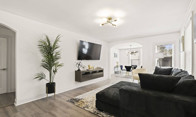 Sylvan Hills House | Cozy Renovated House near Airport. King Bed, Free Parking, Free Wifi