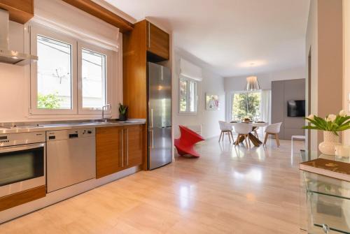 Vouliagmeni Apartment | Cozy & Renovated, Walk to beach
