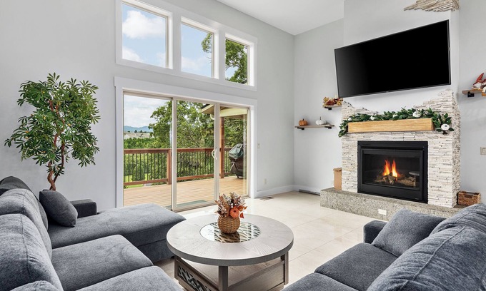 Leicester House | Cozy Retreat with Hot Tub