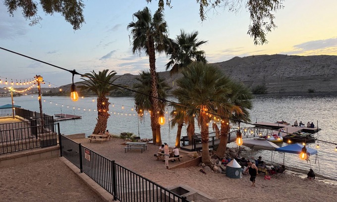 Bullhead City House | Cozy RiverFront Lookout