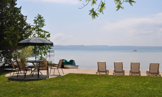 Glen Arbor Cottage | *COZY, ROMANTIC, & PRIVATE ON BIG GLEN LAKE*