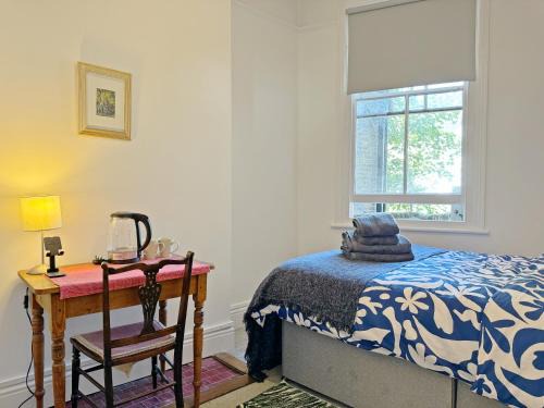 Twickenham Riverside House | Cozy room in high street