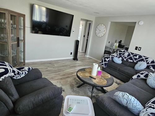 Orchard Park Apartment | Cozy Roomy family sized apartment on major bus route close to all