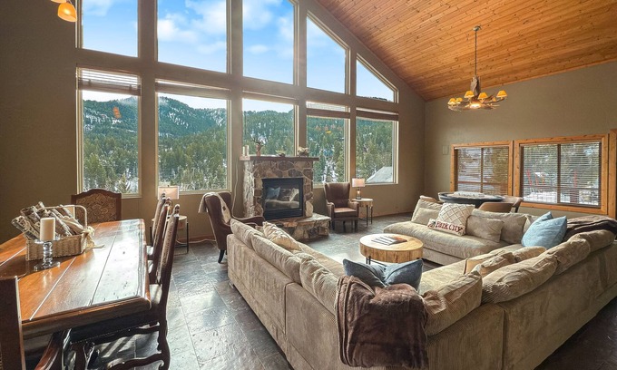 Summit Park House | Cozy Rustic Escape Su