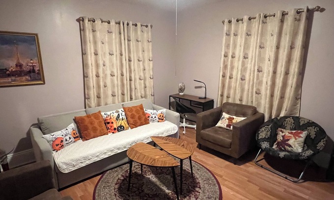 Salem House | Cozy Salem Getaway. Historic Home Near All the Sights