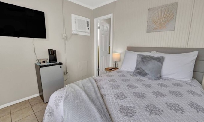 Crescent Beach Apartment | Cozy Sea Foam Mini Suite | Steps to the Beach