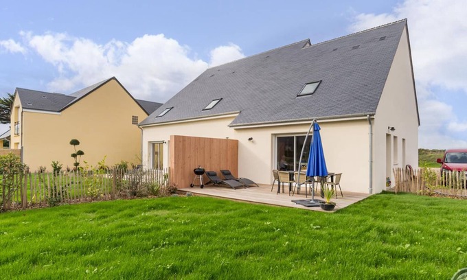 Portbail Cottage | Cozy Seaside Home: 2-Bedrooms, 350m from Beach, WiFi, BBQ, Pet-Friendly