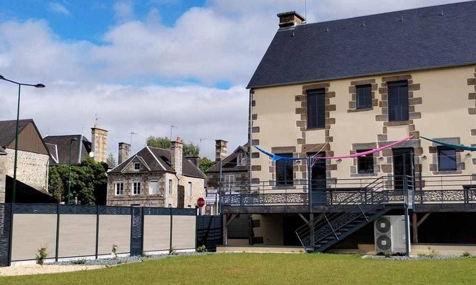 Cuves Cottage | Cozy semi-detached house with large terrace