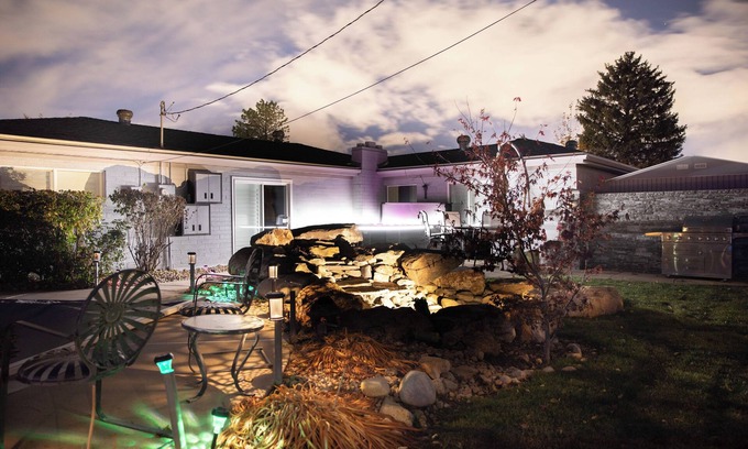 Sandy House | Cozy ski home w/hot tub + steam shower + wood burning fireplace