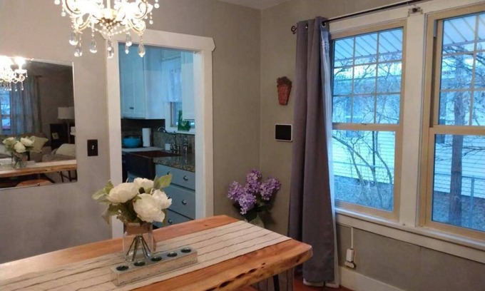Brownstown House | Cozy "Sloth" Cottage by Yakima College, 5 mins to Memorial Hospital.