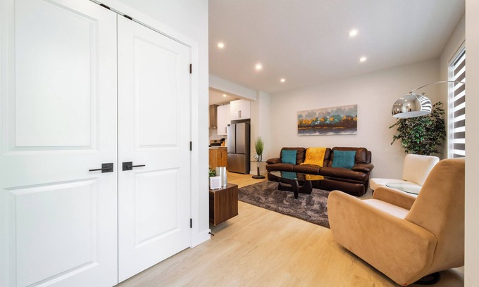 West Edmonton House | Cozy Spacious 3 bedroom Retreat ~ FREE parking 2.5 bath