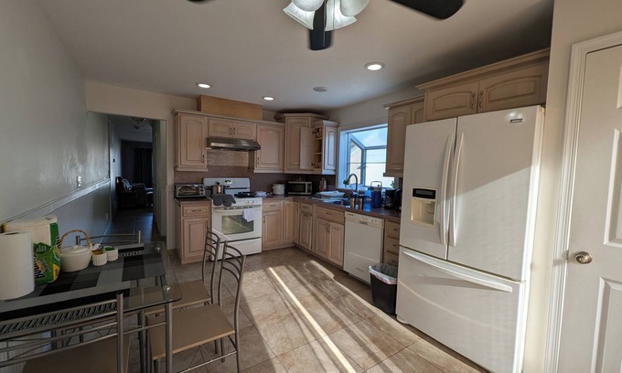 Arrochar House | Cozy Staten Island Escape: 3-Bedroom Home with Complimentary WiFi & AC