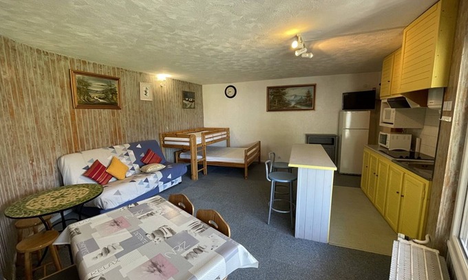 Laveissiere Apartment | Cozy Studio 5 Guests, Balcony, WiFi, Pet-Friendly, Near Shops & Ski Slopes
