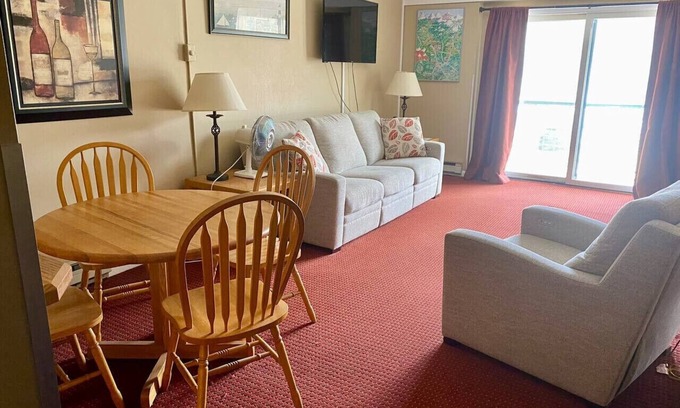 Lincoln Apartment | Cozy Studio at Rivergreen Resort