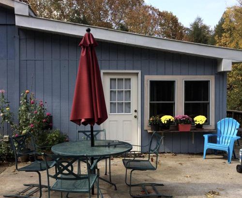 Logan House | Cozy Studio Cabin Rental with Hot Tub Perfect for Glamping in Ohio
