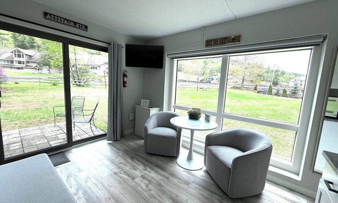 Bartlett Apartment | Cozy studio in delightful Bartlett with AC, WiFi, fitness room