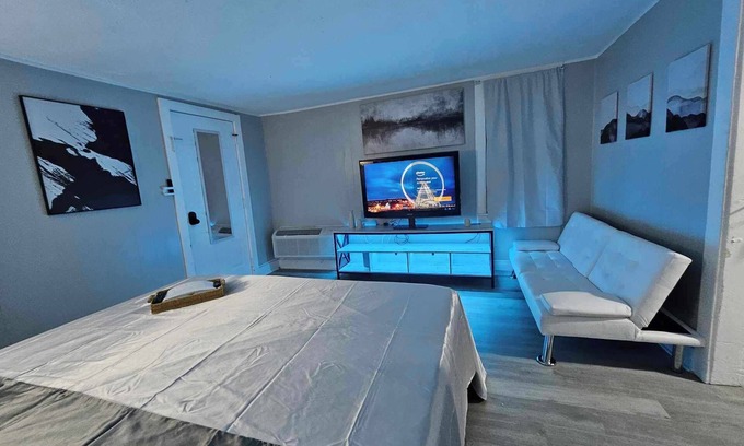 Camp Taylor Apartment | Cozy Studio/K Bed@Central Louisville
