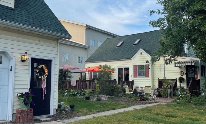 Bunker Hill Apartment | Cozy studio located in small town America, Bunker Hill, IL.