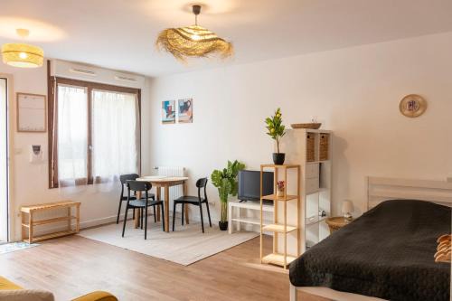 Eaubonne Apartment | Cozy Studio near Paris - Wi-Fi - Netflix - Parking