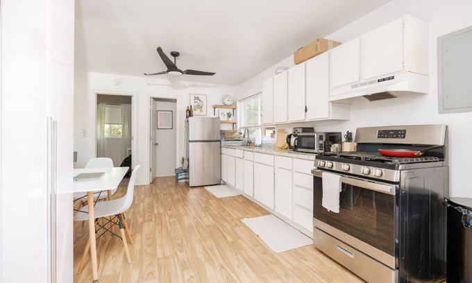 Grants Pass Apartment | Cozy studio with private fenced backyard- walking distance to hospital