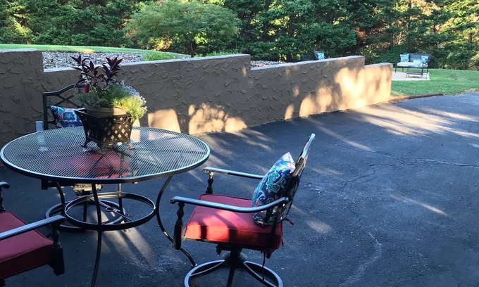 Hickory Apartment | Cozy Suite on Cedars 1300sq ft (ONE LEVEL)