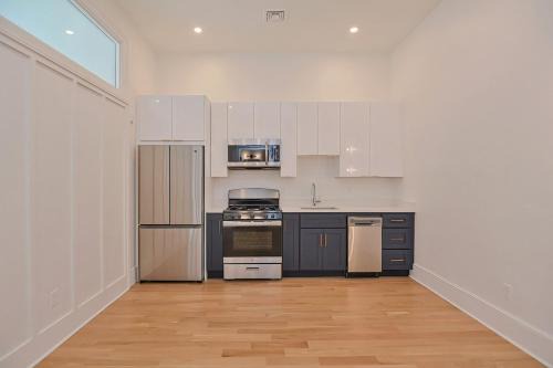 Downtown Apartment | Cozy Suite, Sleeps 4, walk to Theater & Dining