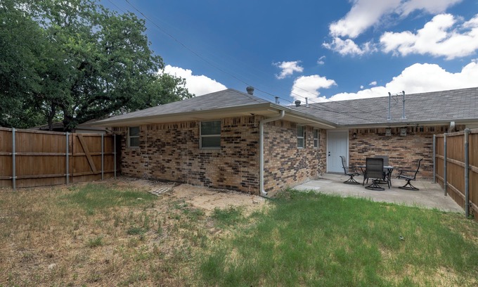Euless House | Cozy Summer Duplex with Yard, Parking & Fast Wi-Fi