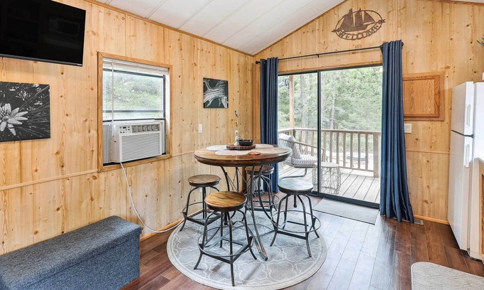 Oak Grove Cabin | Cozy Toronto Lake Cabin < 2 Mi to Marina!