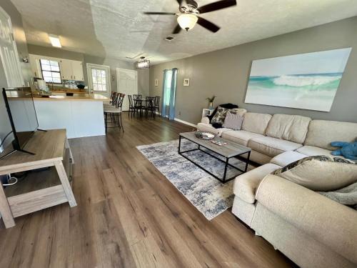 West Panama City Beach House | Cozy Two-Bedroom Cottage-5min walk to beach!