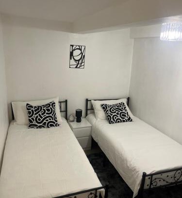 Forest Hill Apartment | Cozy Two Bedroom Flat 1 Minute from Forest Hill Train Station