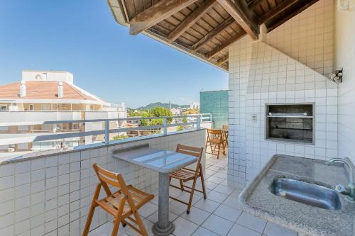 Cachoeira do Bom Jesus Apartment | Cozy two-story house just 120m from the beach! EDE