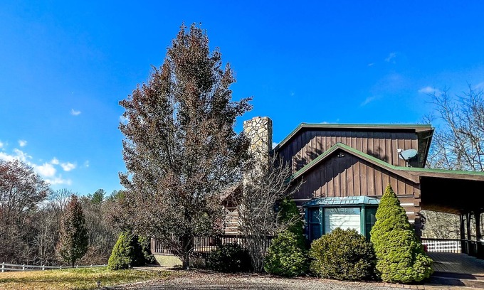 Grassy Creek Cabin | Cozy Up in the Carolina Mtns- Your Perfect Winter Escape Awaits!