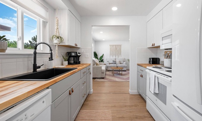 Franklin - Randolph House | Cozy & Updated 2 Bedroom Townhouse Near it All! BSU, Airport, DT & More!