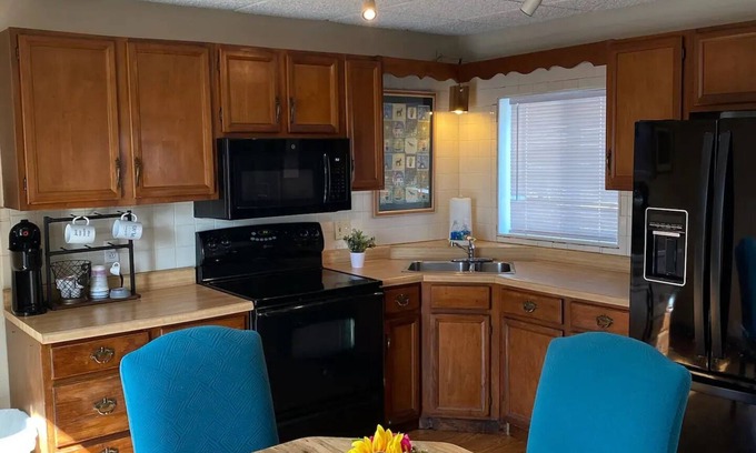 Ambridge House | COZY URBAN BUNGALOW Pet Friendly! Near PIT Airport, Pgh Stadiums & Museums!