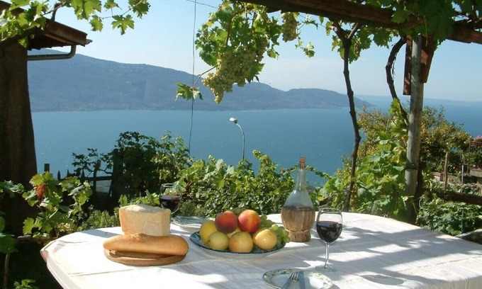 Muslone House | Cozy vacation home w/garden & patio & stunning view of the lake