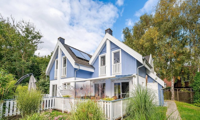 Juliusruh House | Cozy vacation home with Finnish sauna, fireplace and terrace, 500 m from the beach