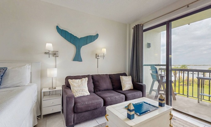 Fort Walton Beach Apartment | Cozy, waterfront studio condo with pool, dock & beach access