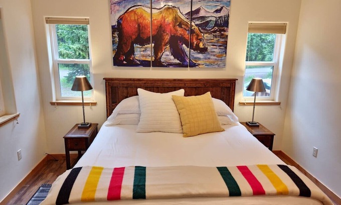West Glacier Cottage | Cozy West Glacier Cabin*1.5 Mile GNP* 5-Star Host