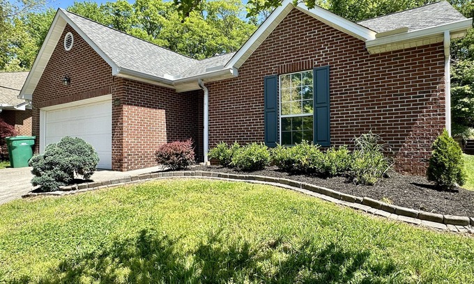 Ashley Oaks House | Cozy West Knox 3BR ~ Backyard Firepit