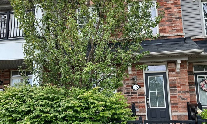 Whitby House | Cozy Whitby Shores Townhome| Marina and Free Parking