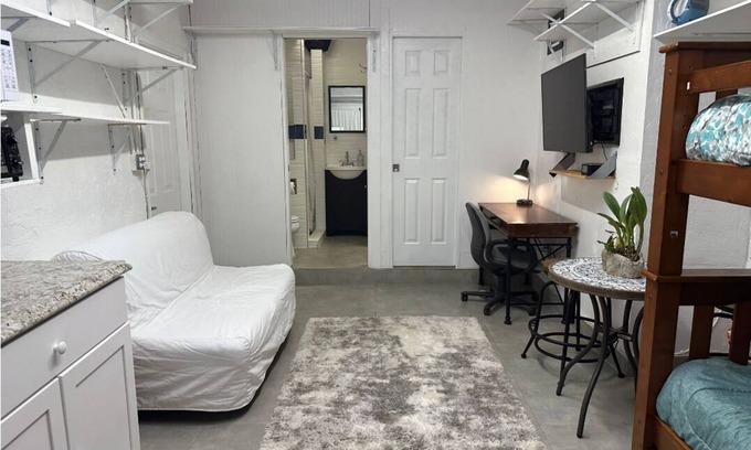 Palmetto Estates Apartment | Cozy1/1 Studio Apt with private bathroom, car port and entrance close2 Miami Zoo