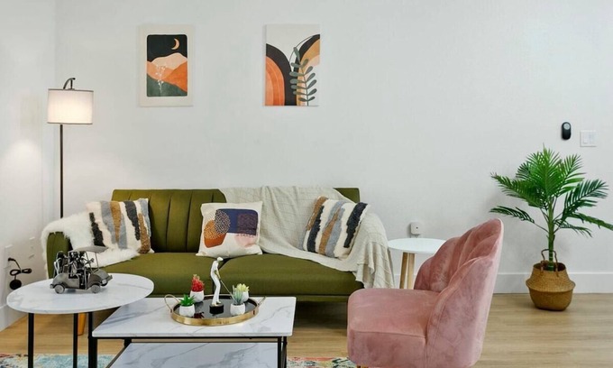 Glendale Sports and Entertainment District Apartment | CozySuites Glendale by the stadium w/pool! 10