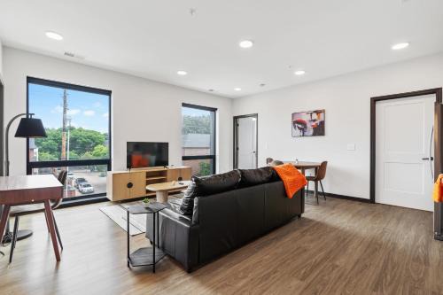 Lockerbie Square Apartment | CozySuites on Mass with garage parking #20