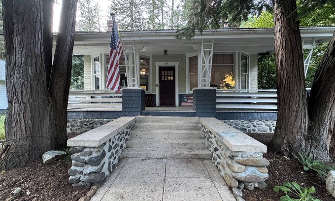 Ahsahka House | Craftsman Charm, 2-bedroom house with AC, WiF, Tranquil Setting