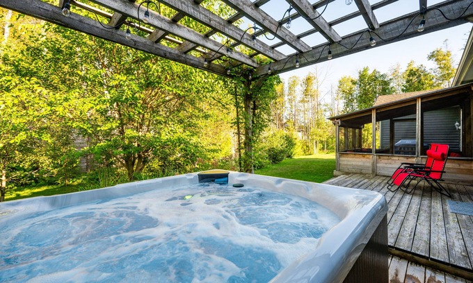 South Bruce Peninsula House | Craftsman cottage with hot tub near beach