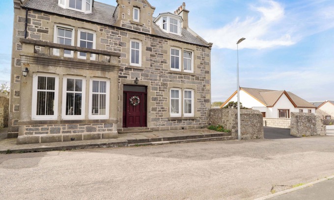 Cullen Cottage | CRANNOCH SELF CATERING, pet friendly, with hot tub in Cullen