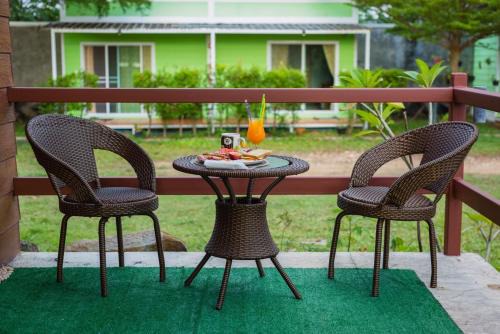 Ko Chang Bed & Breakfast | Crazy Mojito Restaurant & Bungalow