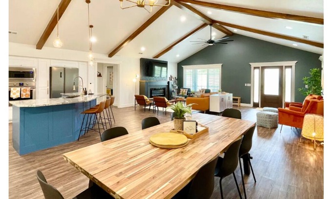 Fayetteville House | Creek Side Retreat w/ HotTub by Lake & Bike Trails