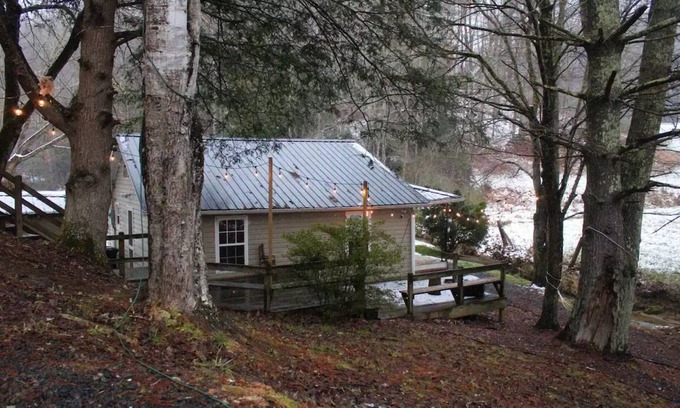 Burnsville House | Creekside Cabin skiing/hiking & Appalachian Trail.