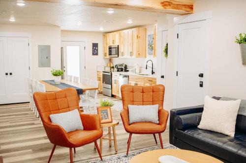 McCammon House | Creekside Cabins- Birch stylish stay w views